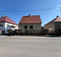 ROVINATÝ POZEMOK  S PRÍSTUPOM Z DVOCH STRÁN+ RODINNÝ DOM – B. Bystrica - Rodinný dom v Banskej Bystrici s červenou strechou a kríkovým plotom.