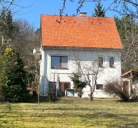 ROVINATÝ POZEMOK  S PRÍSTUPOM Z DVOCH STRÁN+ RODINNÝ DOM – B. Bystrica - Rodinný dom v Kráľovej, Banská Bystrica, s červenou strechou obklopený zeleňou a stromami.