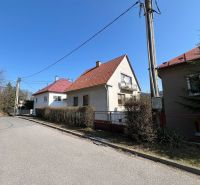 ROVINATÝ POZEMOK  S PRÍSTUPOM Z DVOCH STRÁN+ RODINNÝ DOM – B. Bystrica - Rodinný dom v Podháji, Kráľová, Banská Bystrica. Úzky chodník, kríky, elektrický stĺp.