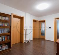 NA PREDAJ priestranný 7-izbový rodinný dom s dvojgarážou v Marianke - Interiér rodinného domu s drevenou dekoráciou podlahy a knižnicou.