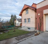 NA PREDAJ priestranný 7-izbový rodinný dom s dvojgarážou v Marianke - Rodinný dom na Borinskej ulici v Marianke s predzáhradkou a garážou.
