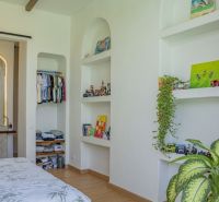PREDAJ Unikátná 4KK Investičná zariadená vila s bazénom BALI-Jimbaran - Interiér vily so vstavanými úložnými priestormi a dekoratívnymi predmetmi.