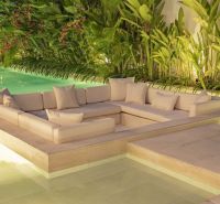 PREDAJ Unikátná 4KK Investičná zariadená vila s bazénom BALI-Jimbaran - Luxusná vonkajšia sedačka obklopená tropickou zeleňou pri bazéne vo vile na Bali.