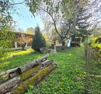: Záhrada s chatkou, Košice – Krásna, 716 m², elektrina - Záhrady na Ulici 1. mája v Košiciach - mestskej časti Krásna, drevené klády a zeleň.