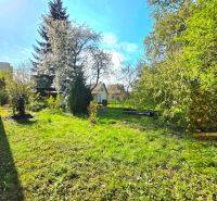 : Záhrada s chatkou, Košice – Krásna, 716 m², elektrina - Záhrady na Ulici 1. mája v Košiciach-Krásnej s trávnikom a ovocnými stromami.