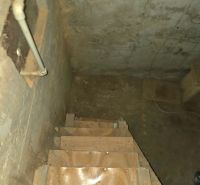: Záhrada s chatkou, Košice – Krásna, 716 m², elektrina - Schodisko vedúce do pivnice so stenami s viditeľnými rúrami v Záhradách.