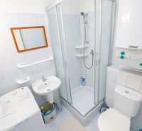 TOP - REZERVOVANÝ -  Investičný byt :  1. izbový byt na Žatevnej ulici - Kúpeľňa v 1-izbovom byte s práčkou, sprchovacím kútom a toaletou.