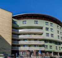 TOP - REZERVOVANÝ -  Investičný byt :  1. izbový byt na Žatevnej ulici - Bytový dom v Bratislave-Dúbravke na Žatevnej ulici s parkovaním pred budovou.