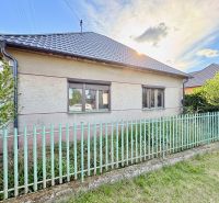 RD pripravený na rekonštruckiu - priestranný pozemok - tichá lokalita - Rodinný dom v Šoporni s dvoma oknami a kovovým plotom.