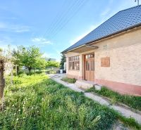 RD pripravený na rekonštruckiu - priestranný pozemok - tichá lokalita - Rodinný dom v Šoporni s veľkou záhradou a vstupnou verandou.