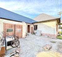 RD pripravený na rekonštruckiu - priestranný pozemok - tichá lokalita - Rodinný dom v Šoporni s dvomi strechami a neudržiavaným dvorom.