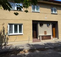 Tehlový 2-izbový byt s vlastným kúrením vo Vrbovom - Fasáda budovy na ulici J. Emanuela vo Vrbovom, vhodné pre 2-izbový byt.
