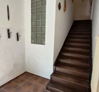 Tehlový 2-izbový byt s vlastným kúrením vo Vrbovom - Chodba s tmavými schodmi vedúcimi na vyššie poschodie v 2-izbovom byte.