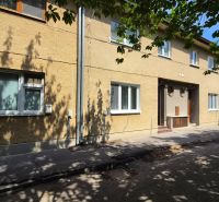 Tehlový 2-izbový byt s vlastným kúrením vo Vrbovom - Bytový dom na ulici J. Emanuela v meste Vrbové, ponúkajúci 2-izbové byty.