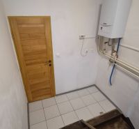 Tehlový 2-izbový byt s vlastným kúrením vo Vrbovom - Schodisko s drevenými stupňami a plynovým kotlom v 2-izbovom byte.
