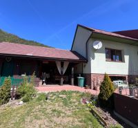  REZERVOVANÝ !!!Rodinný  dom  pod horami – Švošov, okres Ružomberok  - Rodinný dom v Švošove s terasou a záhradou, obklopený vrchmi a modrou oblohou.