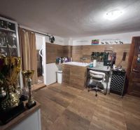  REZERVOVANÝ !!!Rodinný  dom  pod horami – Švošov, okres Ružomberok  - Miestnosť v rodinnom dome so stoličkou, trofejami a podlahou s dreveným dekorom.