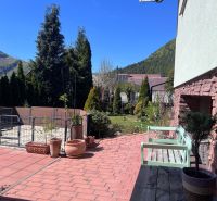 REZERVOVANÝ !!!Rodinný  dom  pod horami – Švošov, okres Ružomberok  - V exteriéri rodinného domu v Švošove je záhrada s terasou a kvetináčmi.