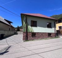  REZERVOVANÝ !!!Rodinný  dom  pod horami – Švošov, okres Ružomberok  - Rodinný dom v Švošove s kamenným obkladom a vydláždeným vstupom.