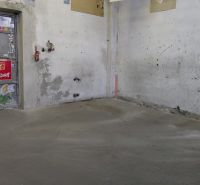 Prenájom skladu 38 m2 v Ružinove na Tomášikovej ul. - Priestory v skladoch a halách s betonovou podlahou a ošúchanými stenami.