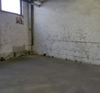 Prenájom skladu 38 m2 v Ružinove na Tomášikovej ul. - Priemyselný interiér s opotrebovanými stenami a šedou podlahou, Sklady a haly.
