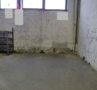 Prenájom skladu 38 m2 v Ružinove na Tomášikovej ul. - Priestor opotrebovanej haly so stenou, regálom a oknom v Skladoch a halách.