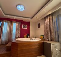   Exkluzívne na predaj Mezonetový apartmán Turecko- Side A205BD - Rekreačný apartmán s vírivkou, podlaha s dreveným dekorom, ružové steny, televízia, záclony.