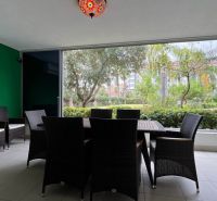   Exkluzívne na predaj Mezonetový apartmán Turecko- Side A205BD - V Rekreačnom apartmáne je ratanový nábytok s výhľadom na záhradu.