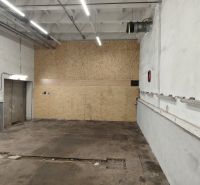 Prenájom skladu 55 m2 na Tomášikovej ul. v Ružinove - Priestor Sklady a haly s betónovou podlahou, osvetlený stropnými svietidlami.