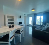 Exkluzívna ponuka – apartmán-byt v „Malom Miami Španielska  - Jedálenský stôl so stoličkami a pohovkou, Rekreačný apartmán, podlaha s dreveným dekorom.