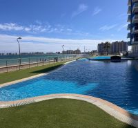 Exkluzívna ponuka – apartmán-byt v „Malom Miami Španielska  - Bazén s výhľadom na more pri Rekreačnom apartmáne v La Manga del Mar Menor, Španielsko.