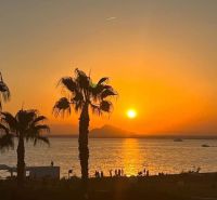 Exkluzívna ponuka – apartmán-byt v „Malom Miami Španielska  - Západ slnka s palmami a morom v La Manga del Mar Menor, Španielsko.