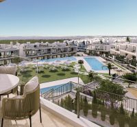 2-izbový bungalov so záhradou, Torrevieja, Costa Blanca - Výhľad z balkóna 2-izbového bytu v Torrevieja, bazén a vonkajšie ležadlá.