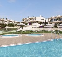 2-izbový bungalov so záhradou, Torrevieja, Costa Blanca - Apartmány s bazénmi a ležadlami v Torrevieje vhodné pre 2-izbové byty.