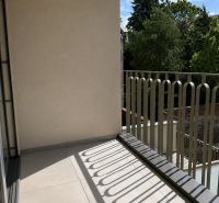 NOVOSTAVBA , BAŠTOVÁ 48 M2 2-IZBOVÝ BYT S LOGGIOU  - Balkón so zábradlím a výhľadom na zeleň v 2-izbovom byte.