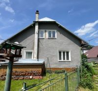 Na predaj útulný rodinný dom v krásnej prírode- Liptovská Lúžna  - Rodinný dom v Liptovskej Lúžnej s upravenou záhradou a krmítkom pre vtáky.