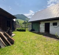 Na predaj útulný rodinný dom v krásnej prírode- Liptovská Lúžna  - Rodinný dom v Liptovskej Lúžnej so záhradou, dreveným prístreškom a hôrskou scenériou.