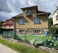 Predaj rodinného domu – Kalameny, Liptov - Rodinný dom v Kalamenách, s kamenným základom a farebným plotom.