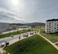 Prenájom Novostavba 1 izb. byt Hany Ponickej, Bratislava - Lamač. - Výhľad z 1-izbového bytu na Hany Ponickej v Bratislave - Lamači s parkovacími miestami.
