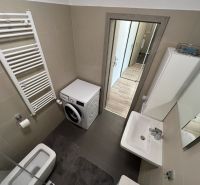 Prenájom Novostavba 1 izb. byt Hany Ponickej, Bratislava - Lamač. - Kúpeľňa v 1-izbovom byte s práčkou, umývadlom a toaletou.