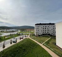 Prenájom Novostavba 1 izb. byt Hany Ponickej, Bratislava - Lamač. - V Bratislave - Lamači na ulici Hany Ponickej sú zachytené moderné budovy a parkovisko.