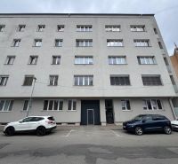 Prenájom 3-izbového bytu v centre Ružomberka - Päťposchodová bytová budova v Ružomberku s parkovaním; potenciál pre 3-izbový byt.
