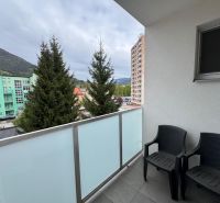Prenájom 3-izbového bytu v centre Ružomberka - Balkón 3-izbového bytu v Ružomberku, s výhľadom na zeleň a okolité budovy.