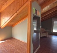 CHORVÁTSKO - Novo zariadený rodinný dom - RAŽANAC - Interiér rodinného domu s podlahou s dreveným dekorom a šikmým stropom.