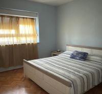 CHORVÁTSKO - Novo zariadený rodinný dom - RAŽANAC - Spálňa v rodinnom dome s dvomi oknami a podlahou s dreveným dekorom.