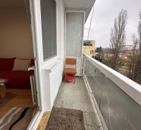 ☎️ 0918/197 701 Na prenájom garsónka s balkónom aj s výťahom   v centr - Balkón Rekreačného apartmánu s výhľadom na stromy v Dunajskej Strede.