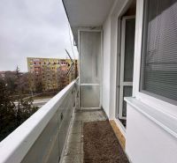 ☎️ 0918/197 701 Na prenájom garsónka s balkónom aj s výťahom   v centr - Balkón s kobercovou rohožou v Rekreačnom apartmáne Dunajskej Stredy, výhľad na sídlisko.