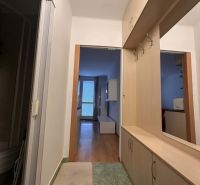 ☎️ 0918/197 701 Na prenájom garsónka s balkónom aj s výťahom   v centr - Chodba v rekreačnom apartmáne so skrinkou a podlahou s dreveným dekorom.