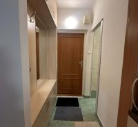 ☎️ 0918/197 701 Na prenájom garsónka s balkónom aj s výťahom   v centr - Vstupná chodba v rekreačnom apartmáne so zabudovanými skriňami a vešiakmi.