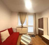☎️ 0918/197 701 Na prenájom garsónka s balkónom aj s výťahom   v centr - Rekreačný apartmán s červenou sedačkou, dreveným dekorom podlahy a skriňou s dekorom dreva.